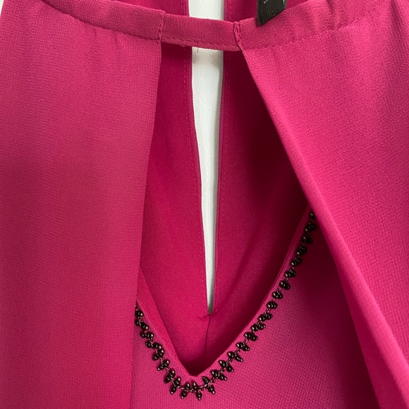 Beautiful fuscha color dress,below the knee length, a V neckline with beads . - Picture 2 of 5